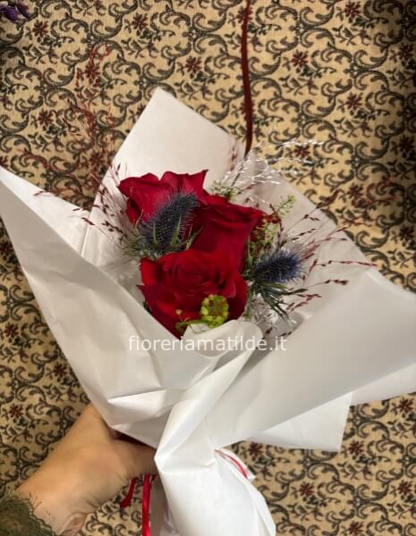 Tre rose rosse